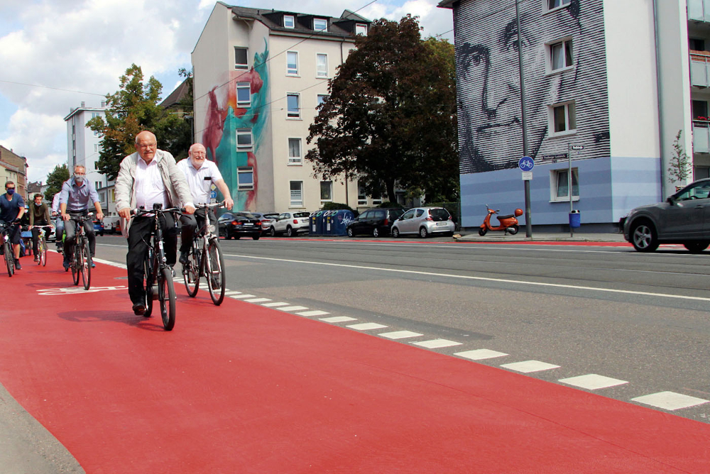 2020 »   Es geht weiter mit rot eingefärbten Radstreifen, wenn nötig auch anstelle von ­Autospuren. Es bildet sich eine breite ­Verkehrswende-Aktivistenszene, in der auch viele ADFC-ler dabei sind. Ein Höhepunkt ist eine Pop-Up-Bikelane-Aktion rund um die City, auf Cityring und Anlagenring. Die Radverkehrsachse Friedberger Platz – Konstablerwache – Mainufer wird fertiggestellt und wird ein in ganz Deutschland beachtetes Beispiel, wie es geht.