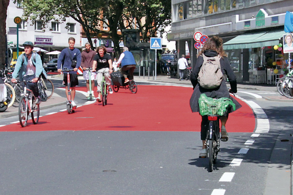 2021 »   Wieder eine von Verkehrs- und Fahrradpolitik geprägte Kommunalwahl. Frankfurt steigt beim Fahrradklimatest 2020 auf: Platz drei bei den großen Metropolen. Am Oeder Weg beginnt das Programm der fahrrad- und fußgängerfreundlichen Umgestaltung von Stadtteil-Einkaufsstraßen. An der Schloßstraße in Bockenheim, wo der ADFC lange Zeit mit Aktionen auf eine Lösung gedrängt hat, gilt jetzt eine bundesweit neue Regel der StVO.
