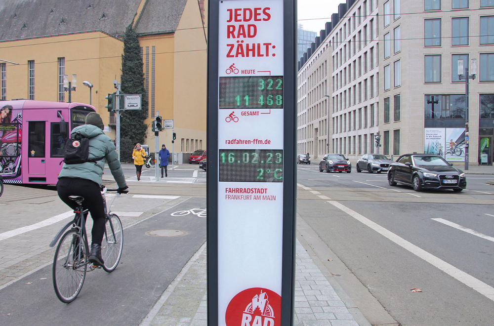 Die Radlerin nutzt das neue Stück Radweg zur Querung, ihr Vorbeifahren wird dabei gezählt. Gezählt wird übrigens auch der Radverkehr in ­Gegenrichtung.Torsten Willner