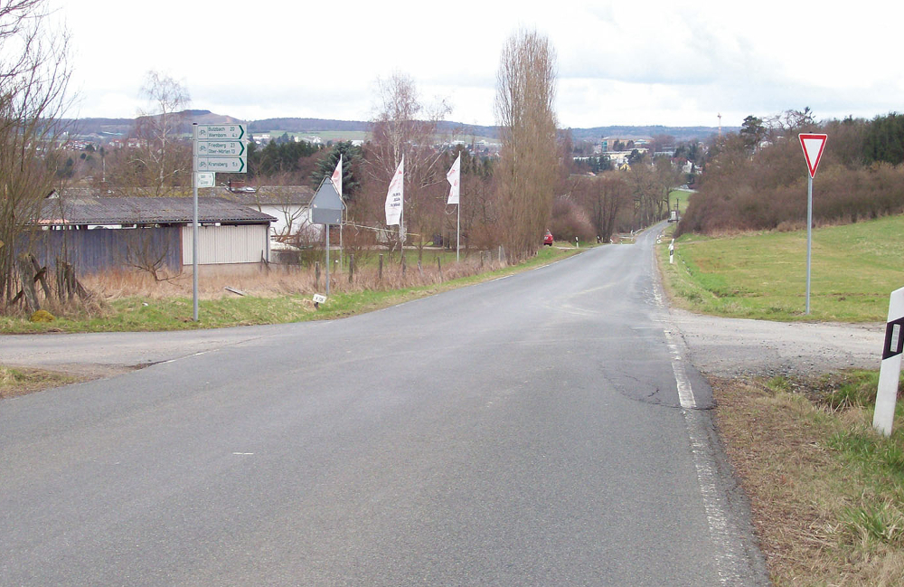 In diesem Abschnitt auf der K726 zwischen Usingen und Pfaffenwiesbach (auch Usatalweg) soll ein straßenbegleitender Radweg auf 550 Meter Länge entstehen. Auf welcher Seite, ist nicht bekannt. Im Vordergrund rechts befindet sich der Tannenhof, der Usatalweg führt Richtung Bad Nauheim weiter, in Blickrichtung liegt Usingen. Mindestens eine Straßenquerung ist notwendig.Stefan Pohl