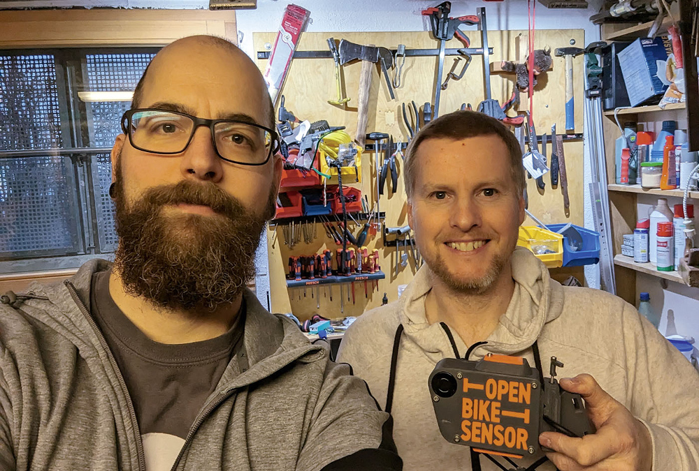 Jan (links) und Roland (rechts) präsentieren im Bastelkeller den ersten OpenBikeSensor für den ADFC Main-Taunus