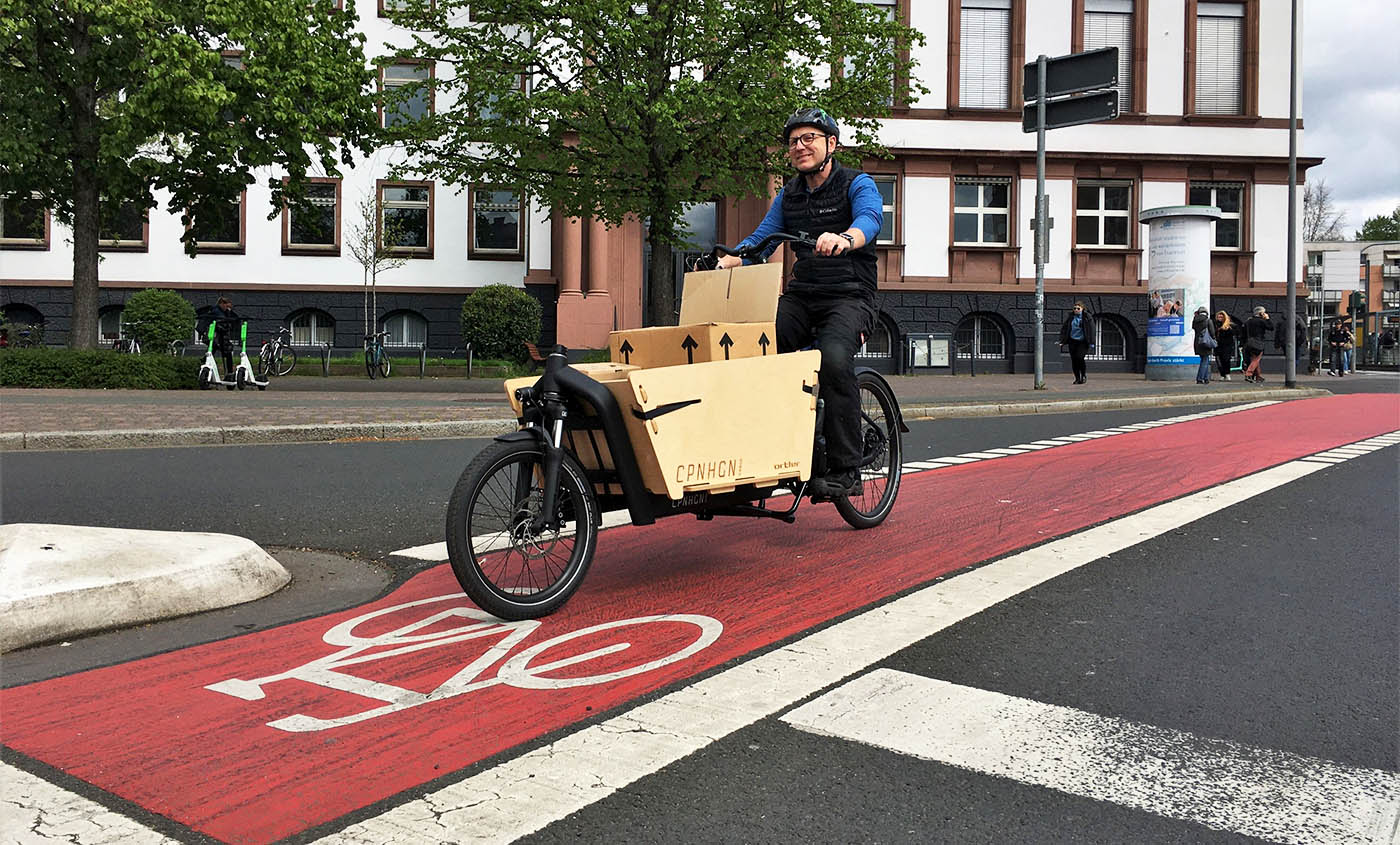 Mit dem Lastenrad sicher unterwegs im Stadtverkehr: Der Workshop auf dem Campus der Frankfurt UAS bietet einen Mix aus Fahrübungen, Techniktipps und Theorie
Bild: Holger Marschner/Frankfurt UAS