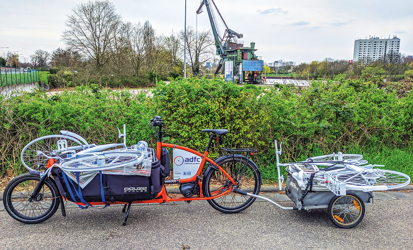 Die Ghostbikes, die in Rödelheim und bei einem anderen Termin auch in Kalbach aufgestellt werden sollen, bei der Abholung von der LackierungAnsgar Hegerfeld