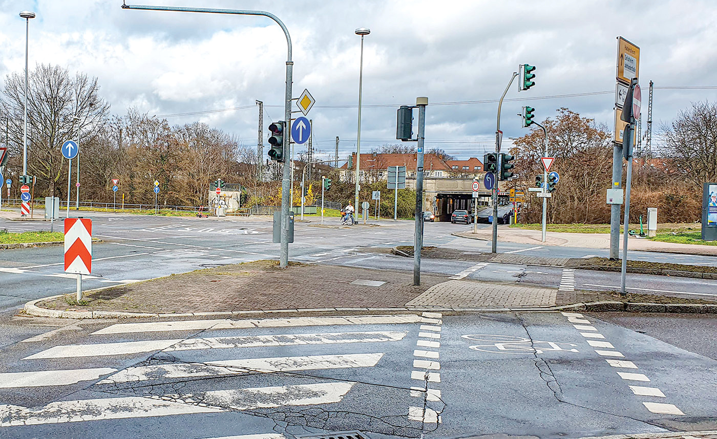 Heutige Radverkehrsführung an der Kreuzung Hoechster-Farben-Straße/LeunastraßeGabriele Wittendorfer