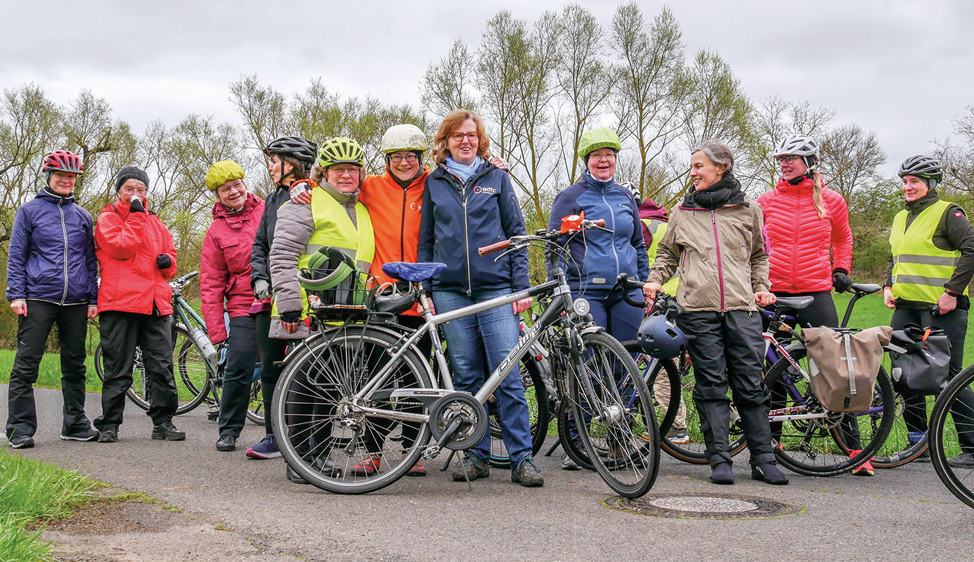 Gut gelaunt und wetterfest ausgerüstet – ADFC-Frauen auf dem Rückweg vom MuseumHelga Hofmann