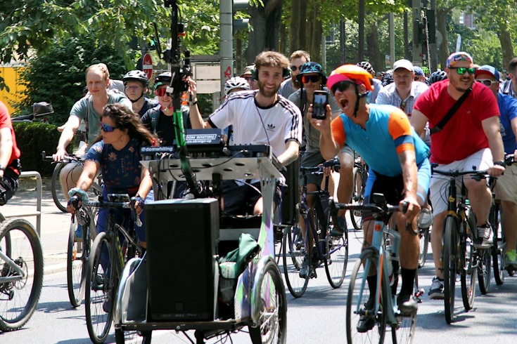 Fahrrad-DJ Dom Whiting begeistert die Teilnehmenden - Foto: Torsten Willner