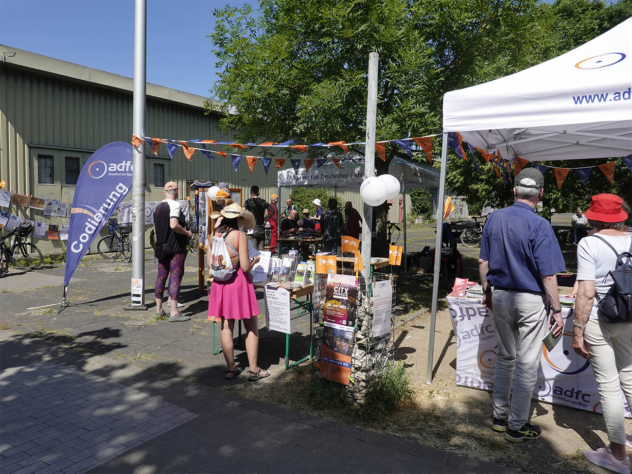 Die Infos des ADFC sind immer wieder eine praktische Hilfe für Radfahrer:innen – ob am Grüngürtel oder anderswo.Hier mit Infostand, Verkehrsquiz und Codierung auf dem GrünGürtel-Tag 2023
Foto: Eckehard Wolf