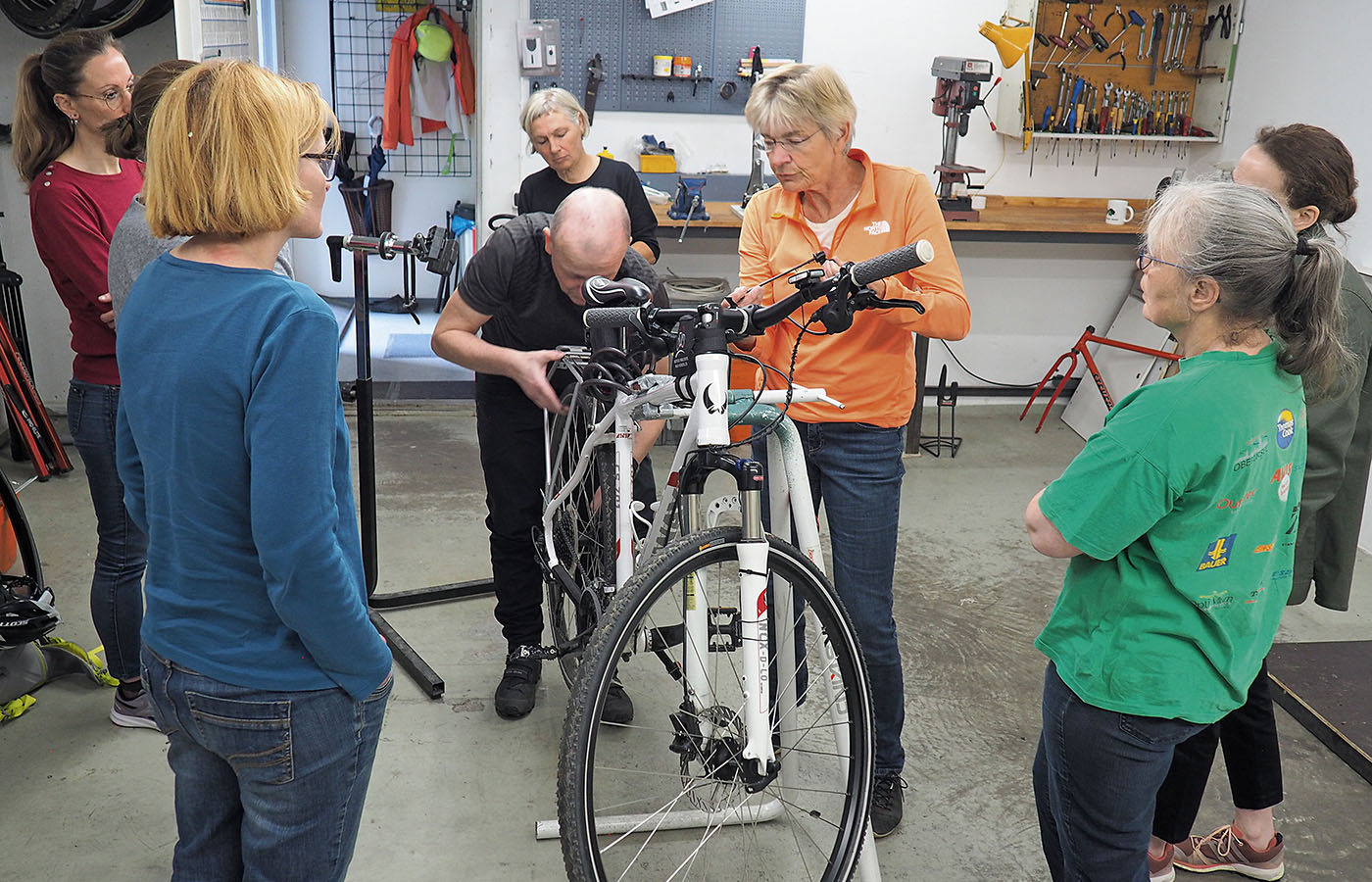 Der erste Fahrrad-Reparaturkurs nur für Frauen fand in der Selbsthilfewerkstatt des ADFC in Bonames statt. Insgesamt acht Frauen nahmen mit Erfolg teil – und haben viel dazu gelernt.<br><span class="image-copyright">Andrea Maldonado (3)</span>