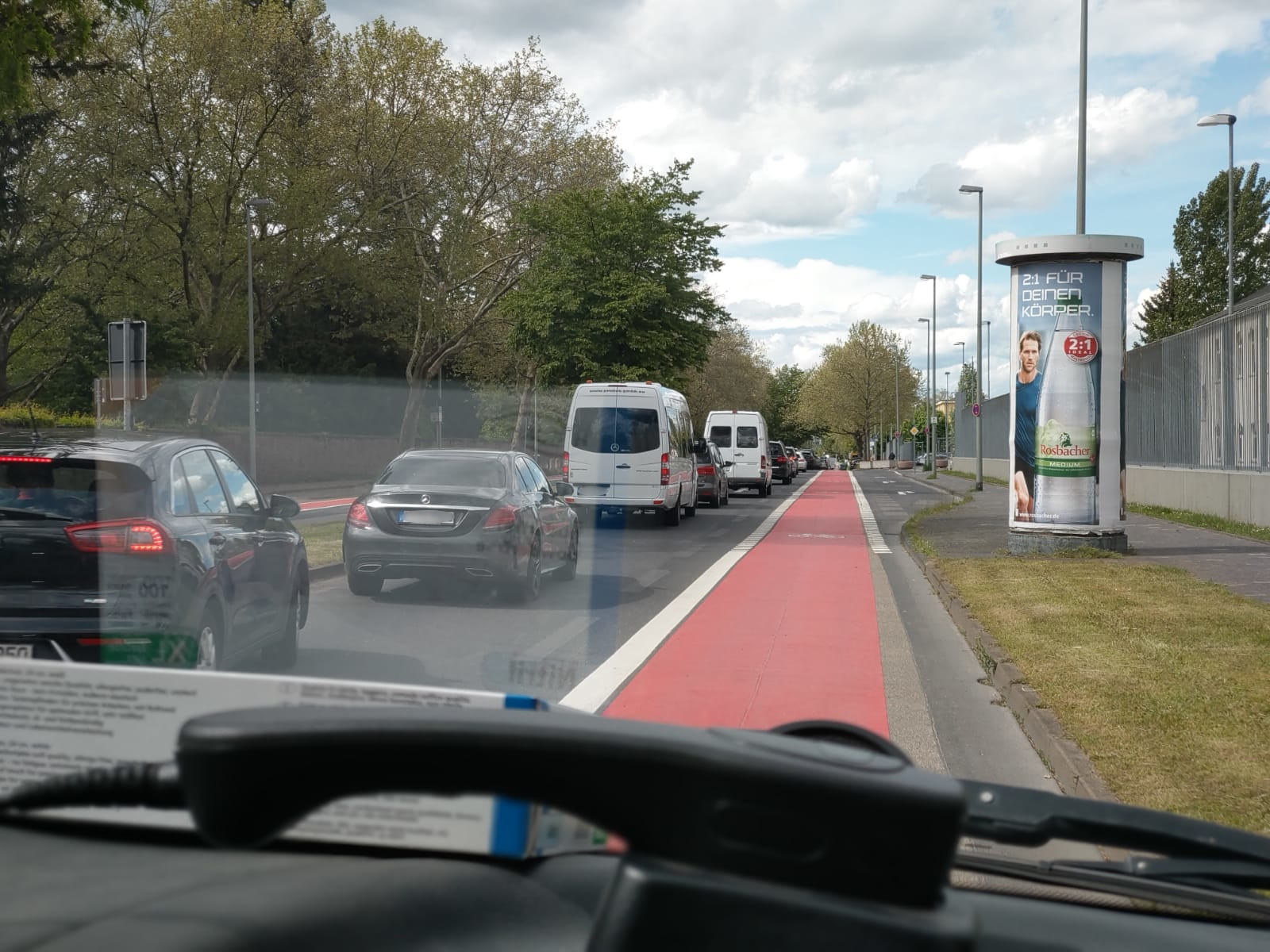 Blick aus einem Feuerwehrfahrzeug, mit dem auf einem Radweg gefahren wird.Quelle: Privat