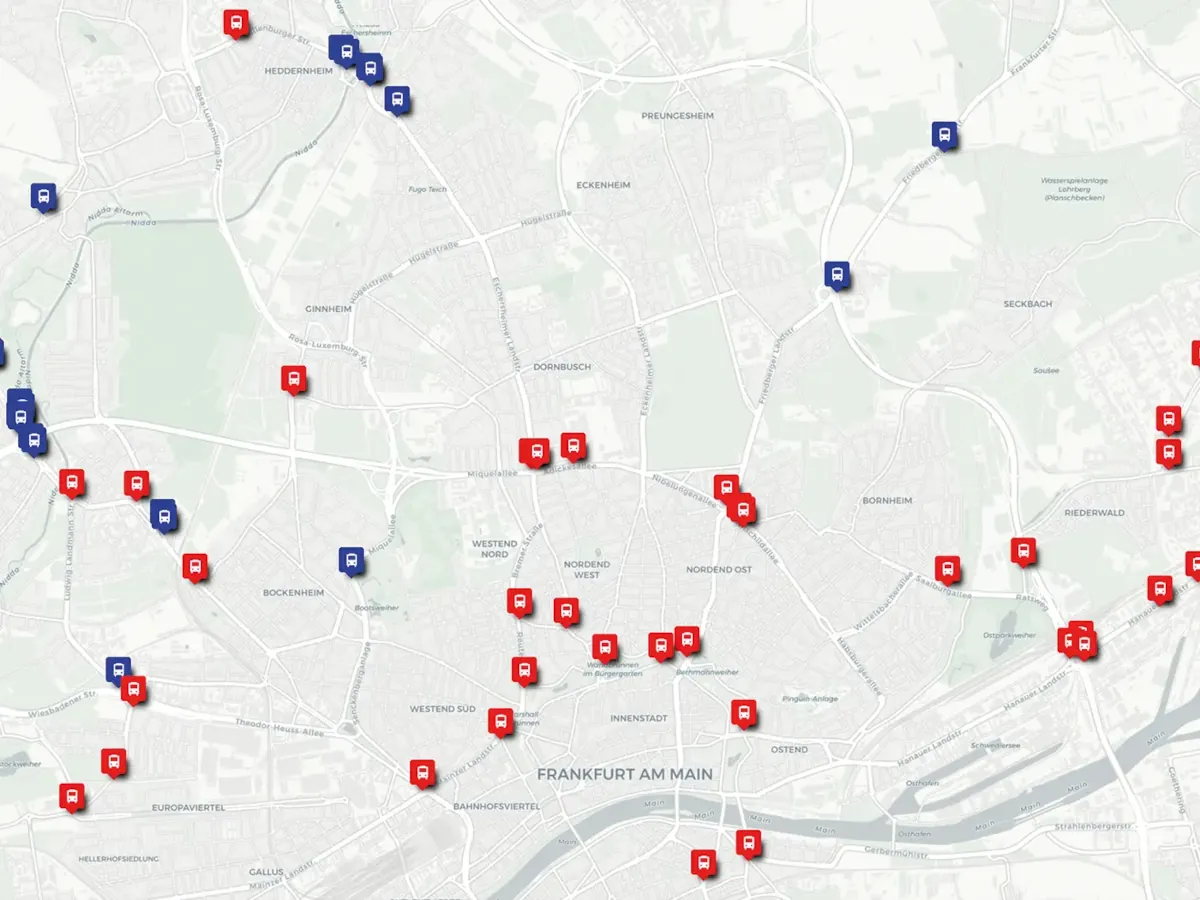 Rot: die „echten“ freilaufenden Rechtsabbieger an Ampeln vorbei;  Blau: sonstige gefährliche Abbiegemöglichkeiten<br><span class="image-copyright">Kartengrundlage: Openstreetmap, Daten der Verkehrs-AG</span>
