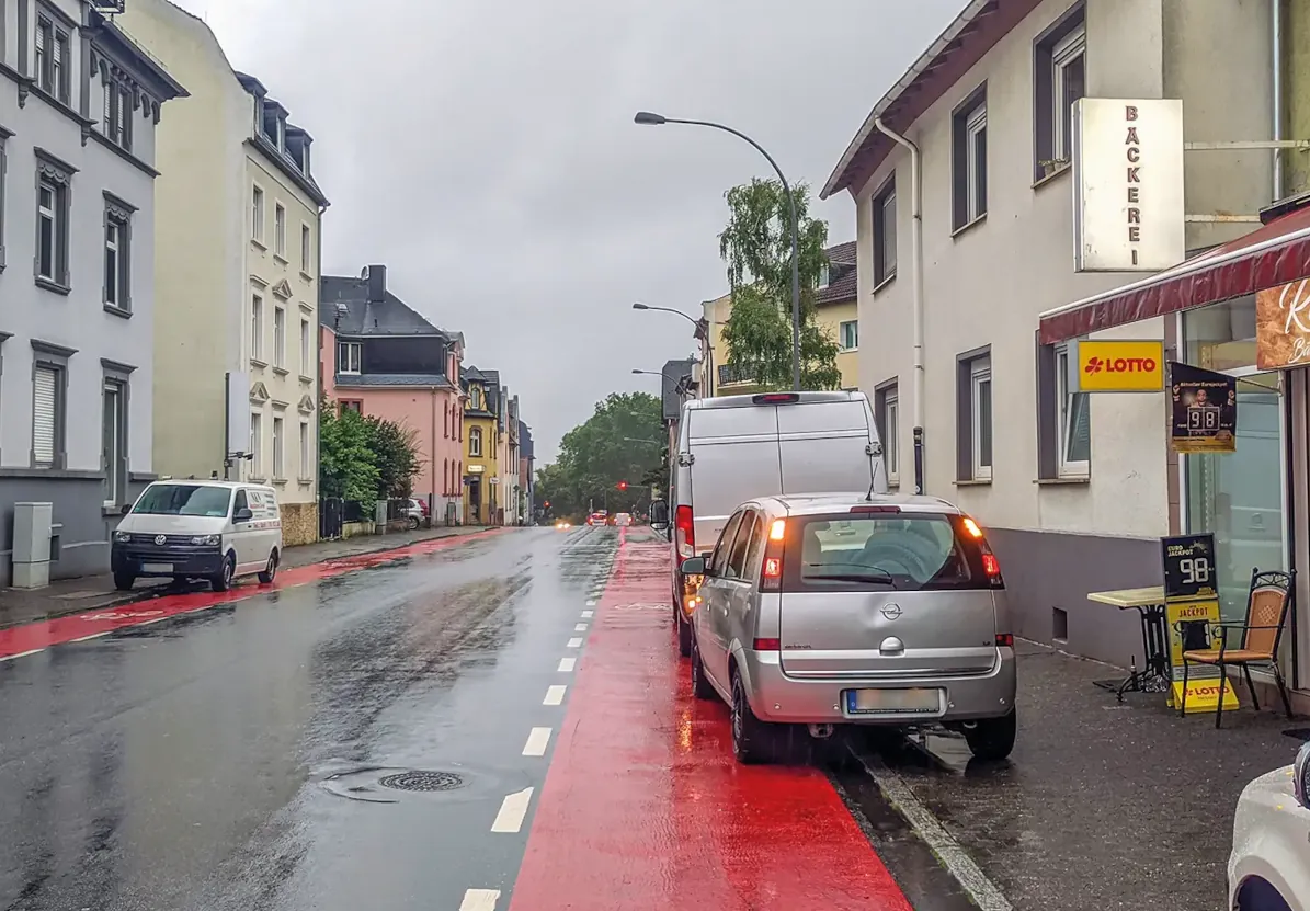 Kiosk Raimundstraße: Nur mal schnell …, Lotto, Kaffee, Zigaretten … wo Platz ist zum Parken, wird auch geparkt.<br><span class="image-copyright">Ansgar Hegerfeld (2)</span>