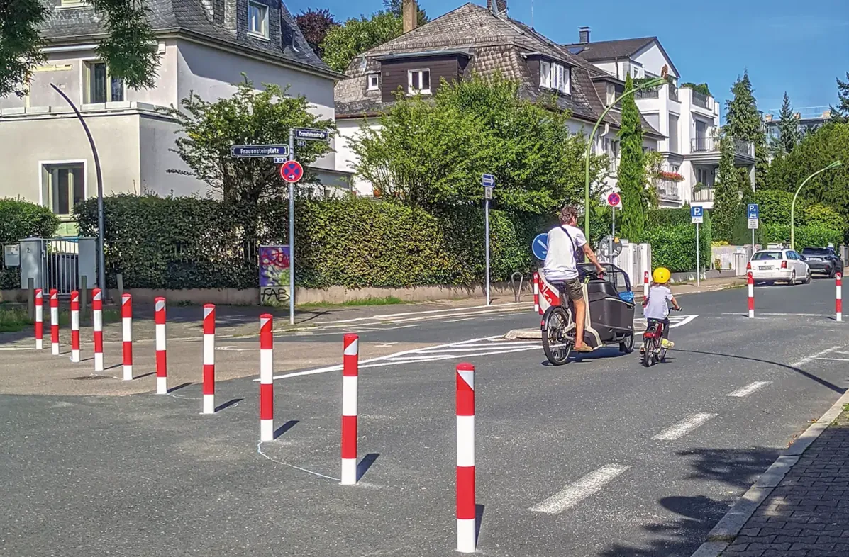 Modalfilter (hier in der Cronstettenstraße am Frauensteinplatz) sorgen für mehr Sicherheit für alle Verkehrsteilnehmer<br><span class="image-copyright">Ansgar Hegerfeld (2)</span>