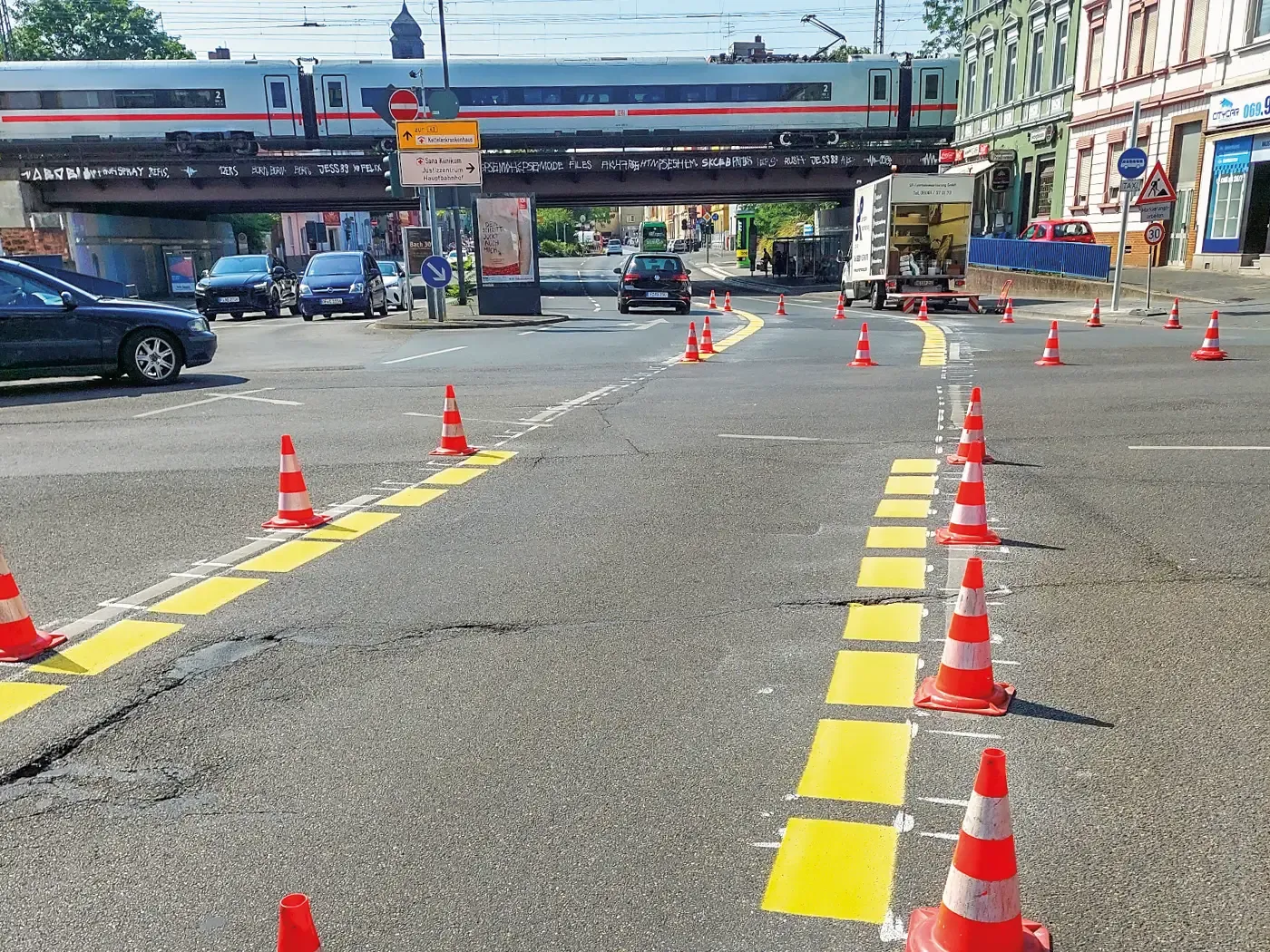 Markierung der Waldstraße für den Probebetrieb vorerst in Gelb