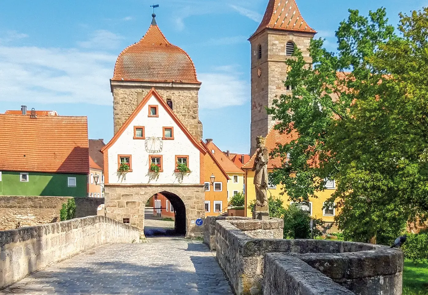 Einer der zahlreichen historischen Orte in der Seenregion: Ornbau, kleinste Stadt Bayerns (!) mit Altmühlbrücke und Brückenheiligem Nepomuk<br><span class="image-copyright">Bertram Giebeler</span>