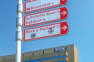 Vor dem Bahnhof Den Haag Centraal ist Hoek van Holland ausgeschildert