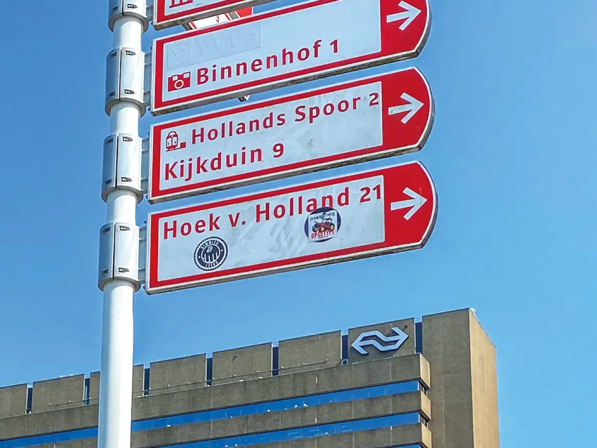 Vor dem Bahnhof Den Haag Centraal ist Hoek van Holland ausgeschildert