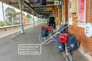 Am Bahnsteig ist markiert, wo der Waggon mit dem Fahrradabteil halten wird