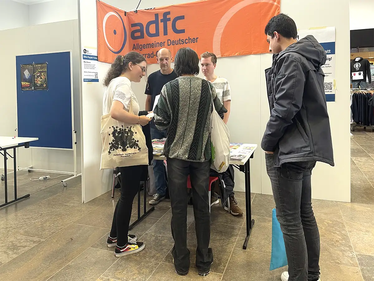 Gemeinsamer Infostand von ADFC Frankfurt und AStA Fahrradwerkstatt
Bild: AnneWehr