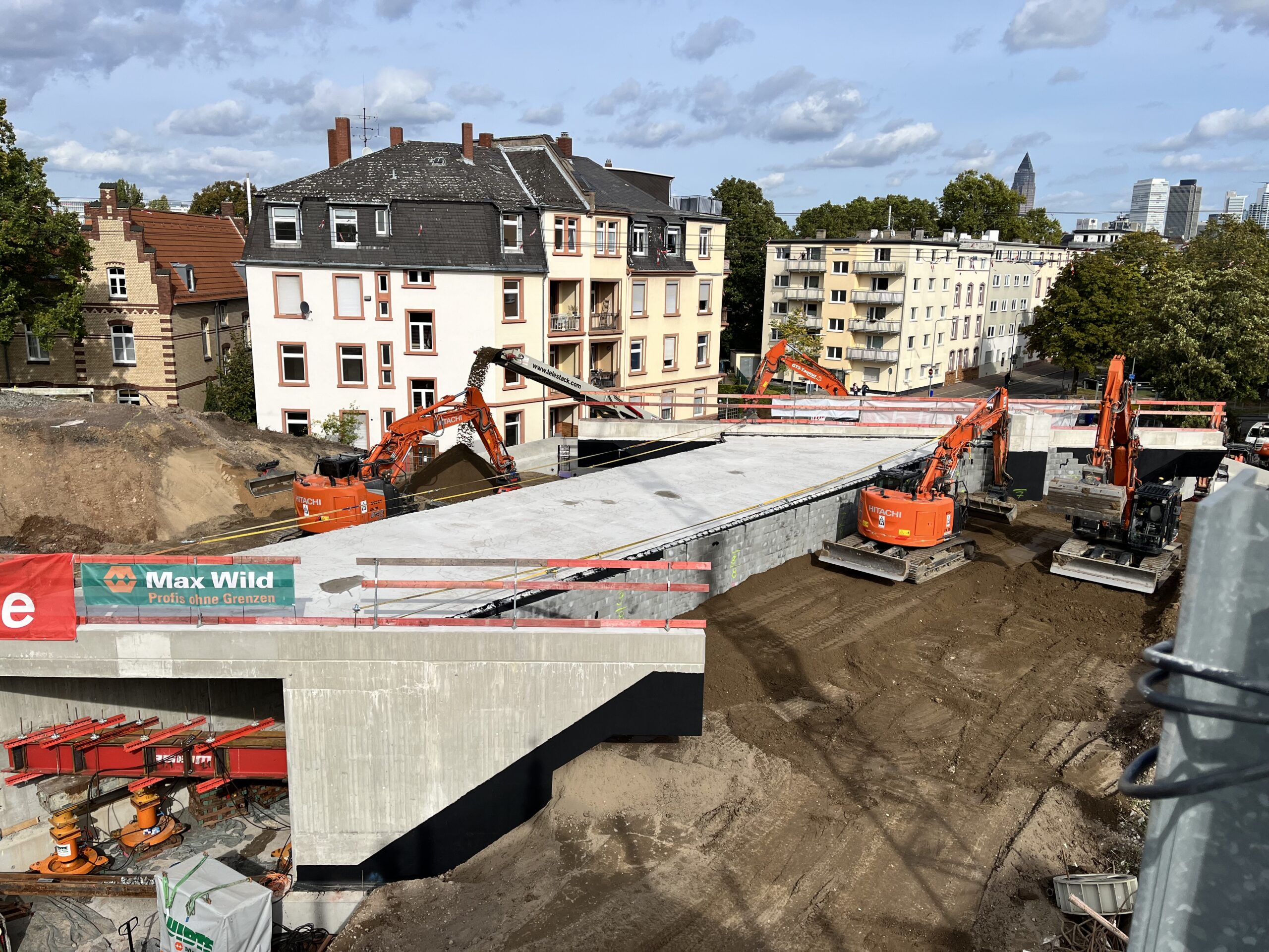 Der neue Tunnel für den Fuß- und Radverkehr wurde in den abgetragenen Bahndamm eingeschoben und wird wieder eingegraben.
Quelle: Falko Görres