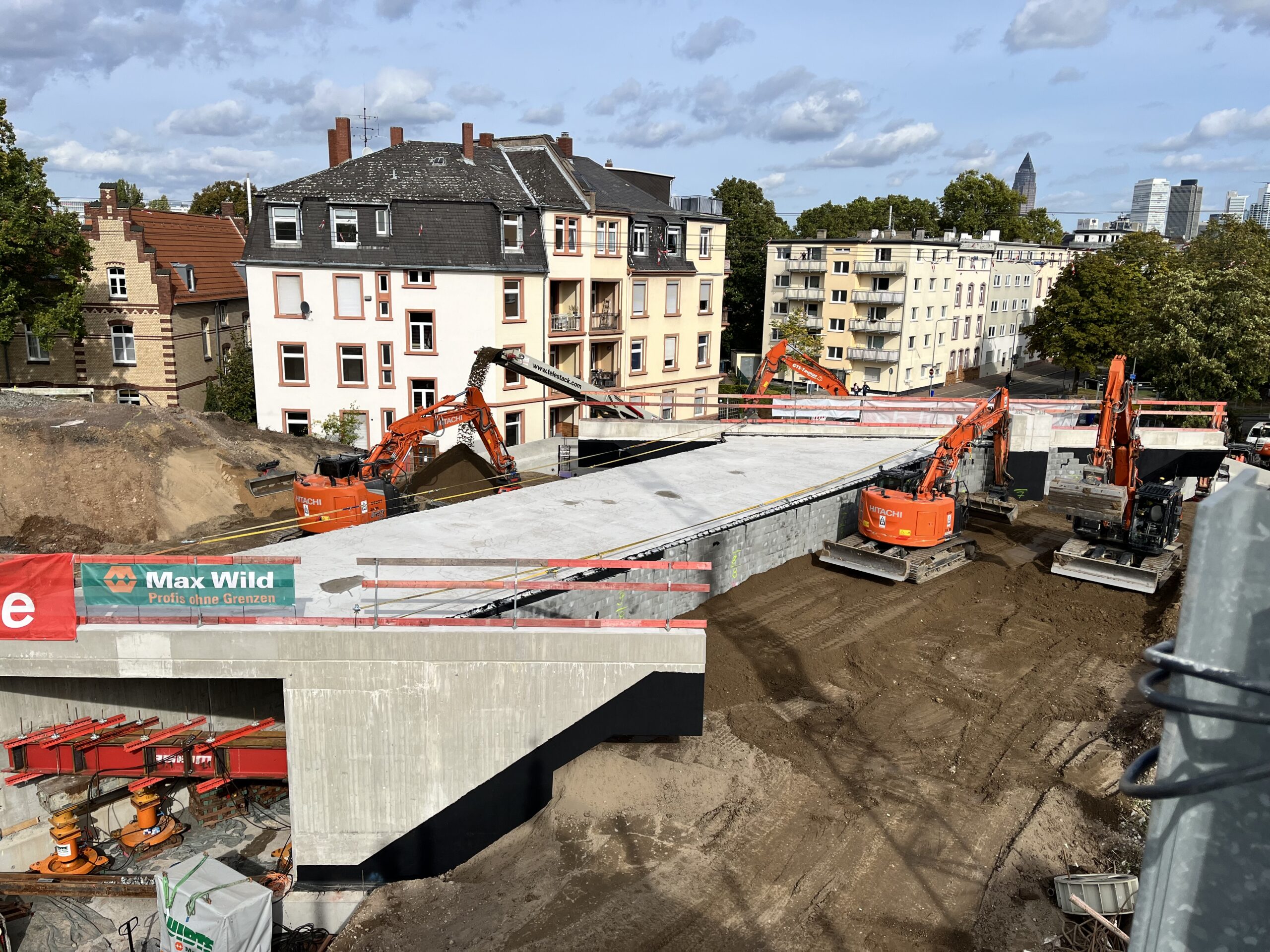 Ein Beton-Tunnelelement wird eingegraben