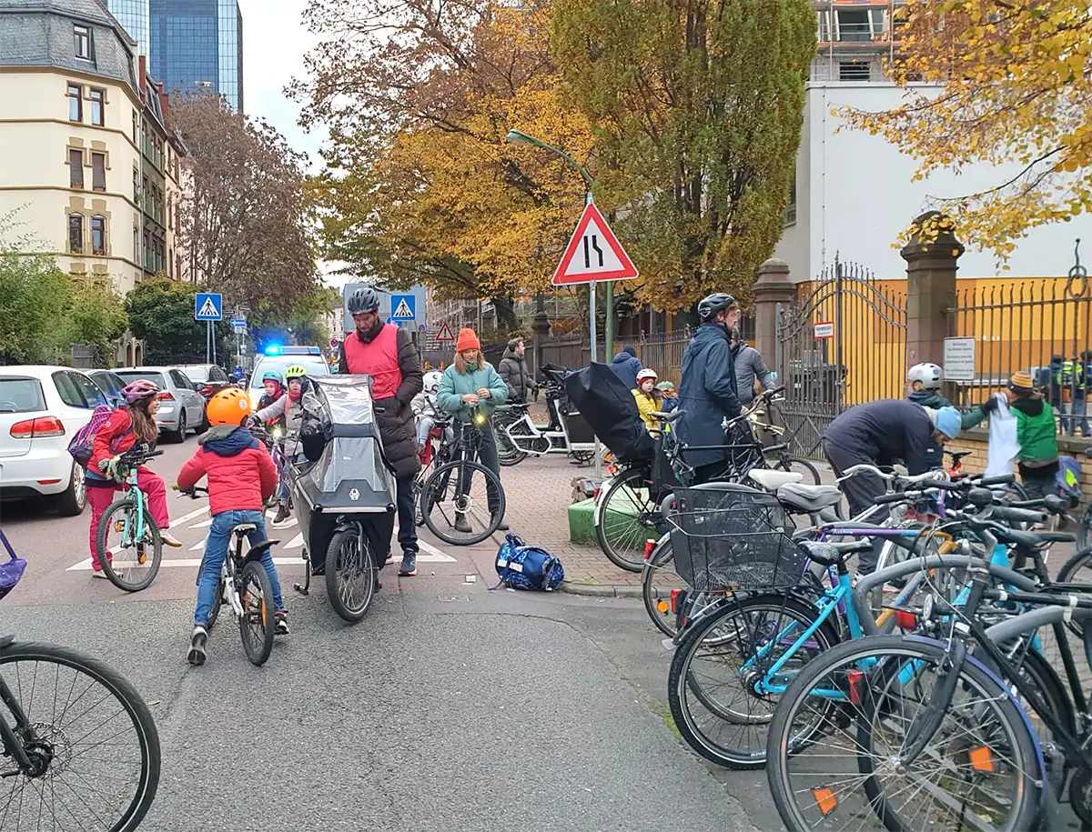 Die Fahrradabstellplätze rund um die Merianschule sind auch heute am 3. November gut belegt!
Bild: Anne Wehr