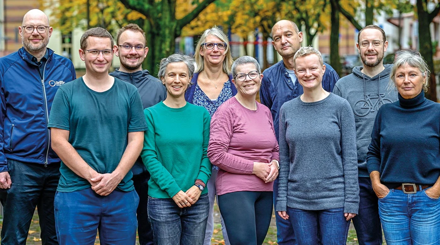 Im Vorstand des ADFC Frankfurt arbeiten mit: (v.l.) Michael Genthner, Ansgar Hegerfeld als Verkehrspolitischer Sprecher, Denis Reith, Hannah Kessler,  Svea Birte Schuch, Susanne Neumann, Klaus Schmidt-Montfort, Anke Bruß, Alexander Schulz, Dagmar Berges<br><span class="image-copyright">Foto-AG ADFC Frankfurt, Jörn Paulini</span>