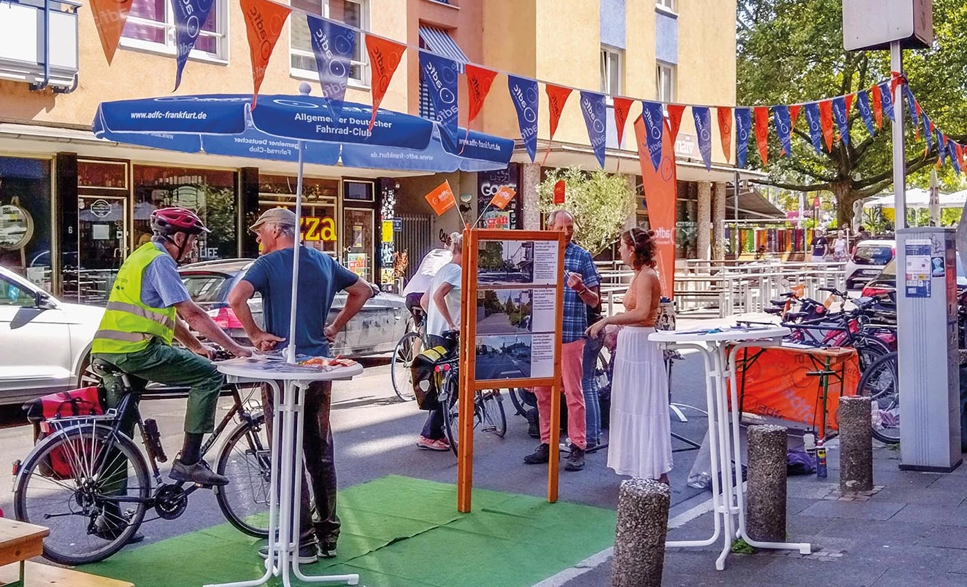 In der Fahrgasse leider etwas abseits der Verkehrsströme: Stand des ADFC Frankfurt am Park(ing) Day<br><span class="image-copyright">Anke Bruß</span>