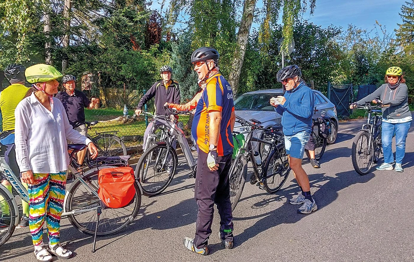 Rainer Kroker erläutert den Plan zur Fahrradstraße Mainstraße, die einen Radweg ersetzen wird