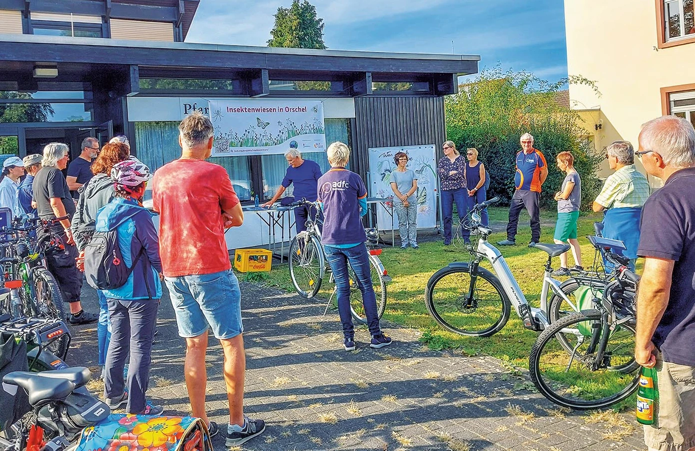 „Wie man Tiere pflanzen kann“: In Stierstadt erfahren die Teilnehmer:innen der Klimatour einiges über insektenfreundliche Pflanzen im Garten<br><span class="image-copyright">Ulrike Heitzer-Priem (2)</span>