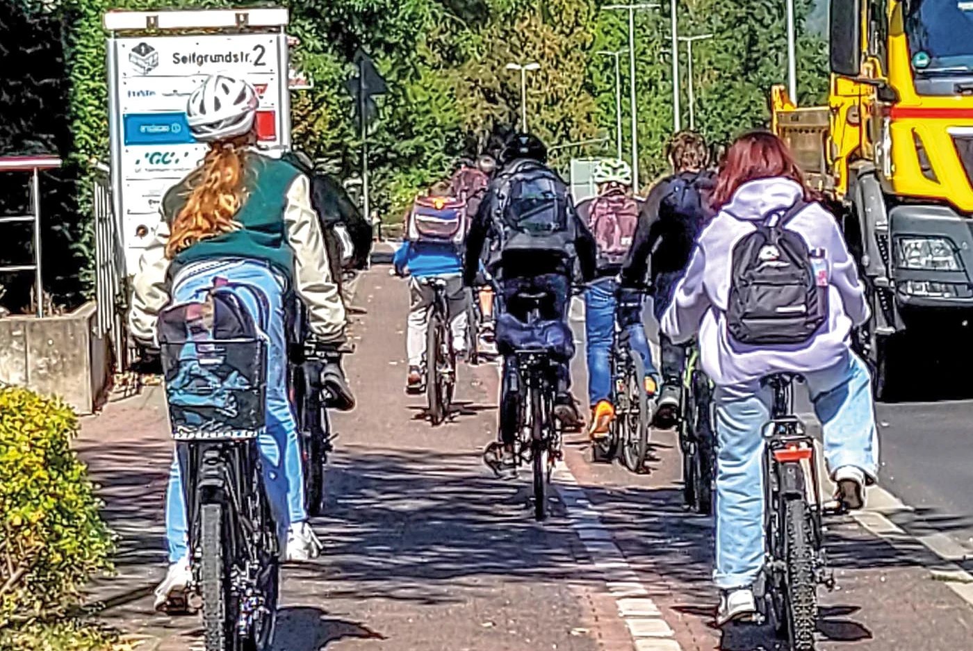 So geht es in Bad Homburg derzeit auf den viel zu schmalen Wegen an den Hauptverkehrsachsen zu. Hier auf der Urseler Straße, wo Schüler und Schülerinnen aufgrund der miserablen Verkehrsführung täglich im Pulk auf der falschen Straßenseite nach Hause fahren.<br><span class="image-copyright">Ralf Gandenberger</span>