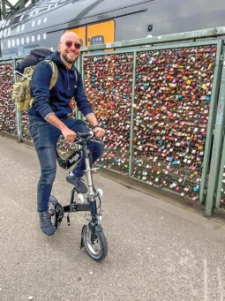 Spontan mit dem ICE nach Köln und weiter mit dem eigenen (!) Fahrrad über die Rheinbrücke fahren. Der Autor unterwegs auf seinem „Kwiggle“
