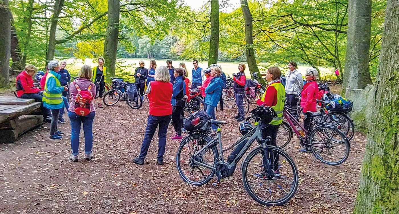 „Frau alleine mit dem Rad auf Reise“ war Thema mitten im Wald bei der Radtour des Frauennetzwerks<br><span class="image-copyright">Sigrid Hubert </span>