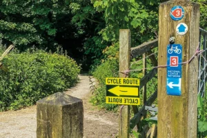 Ja wirklich, hier geht's weiter! Beschilderung bei Hayle in Cornwall