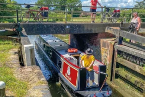 Narrowboat in einer Schleuse in Worcestershire