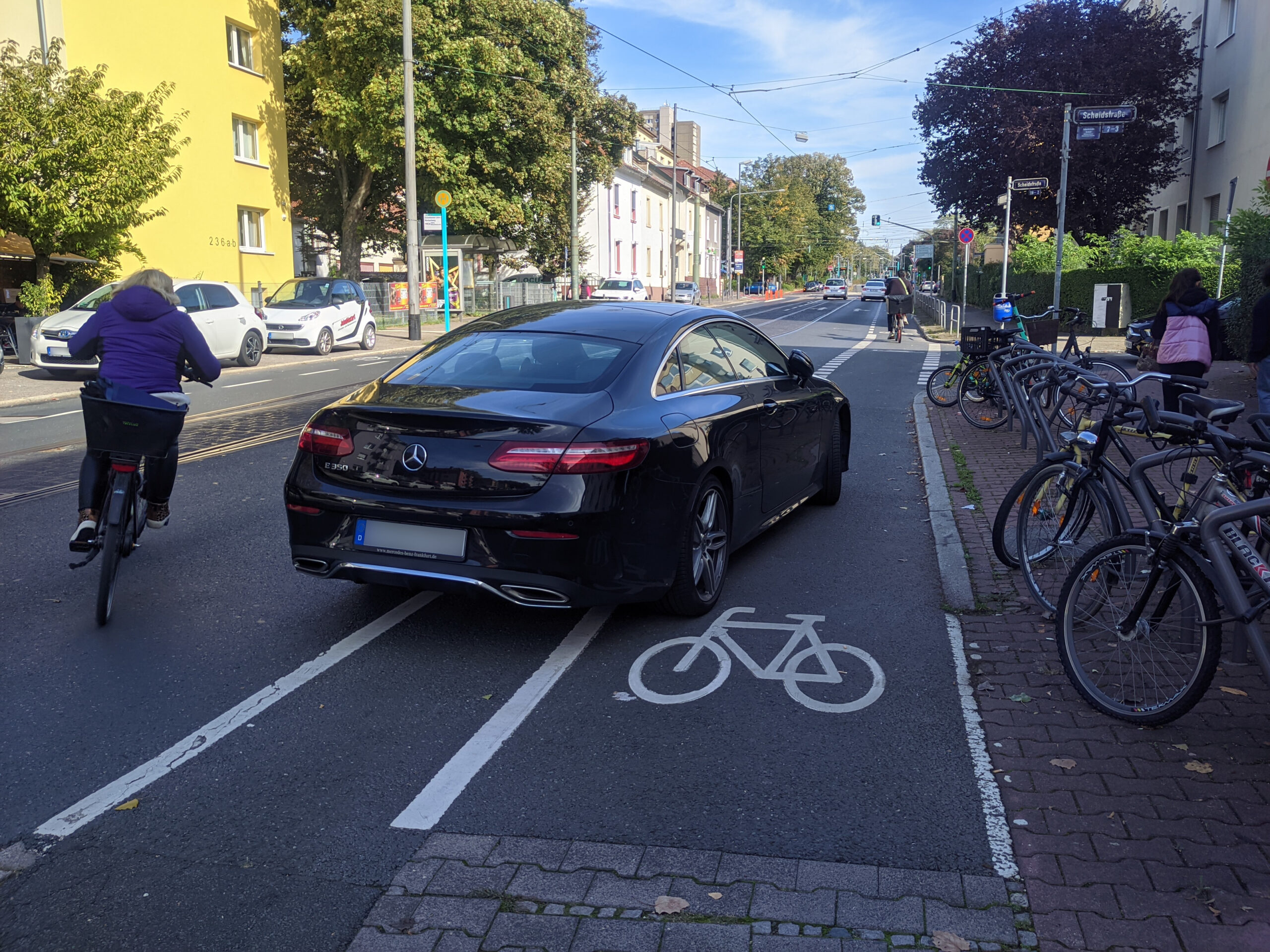 Typische Alltagssituation: Der Falschparker war zu bequem sich einen richtigen Parkplatz zu suchen und nutzt den Radfahrstreifen, sodass Radfahrende ausweichen müssen.
Ansgar Hegerfeld