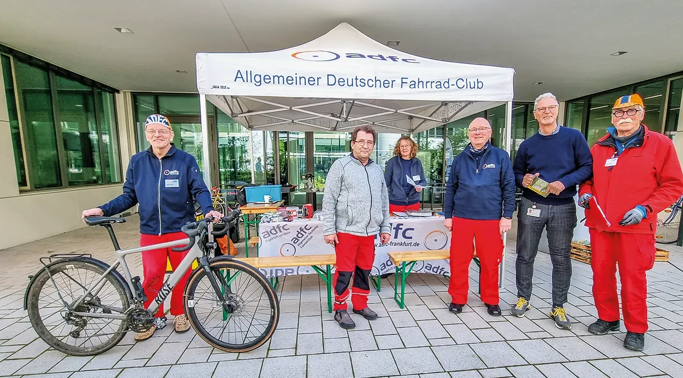 KlauNixe im Einsatz, hier bei der DB Netz AG in der Adam-Riese-Straße: Dieter Werner, Klaus Kowoll, Sigrid Hubert, Bernd Mönkemöller (alle ADFC Frankfurt), Jens Claas (DB Netz AG), Gerhard Ebert (ADFC Frankfurt)<br><span class="image-copyright">Bernd Wehking-Berges </span>