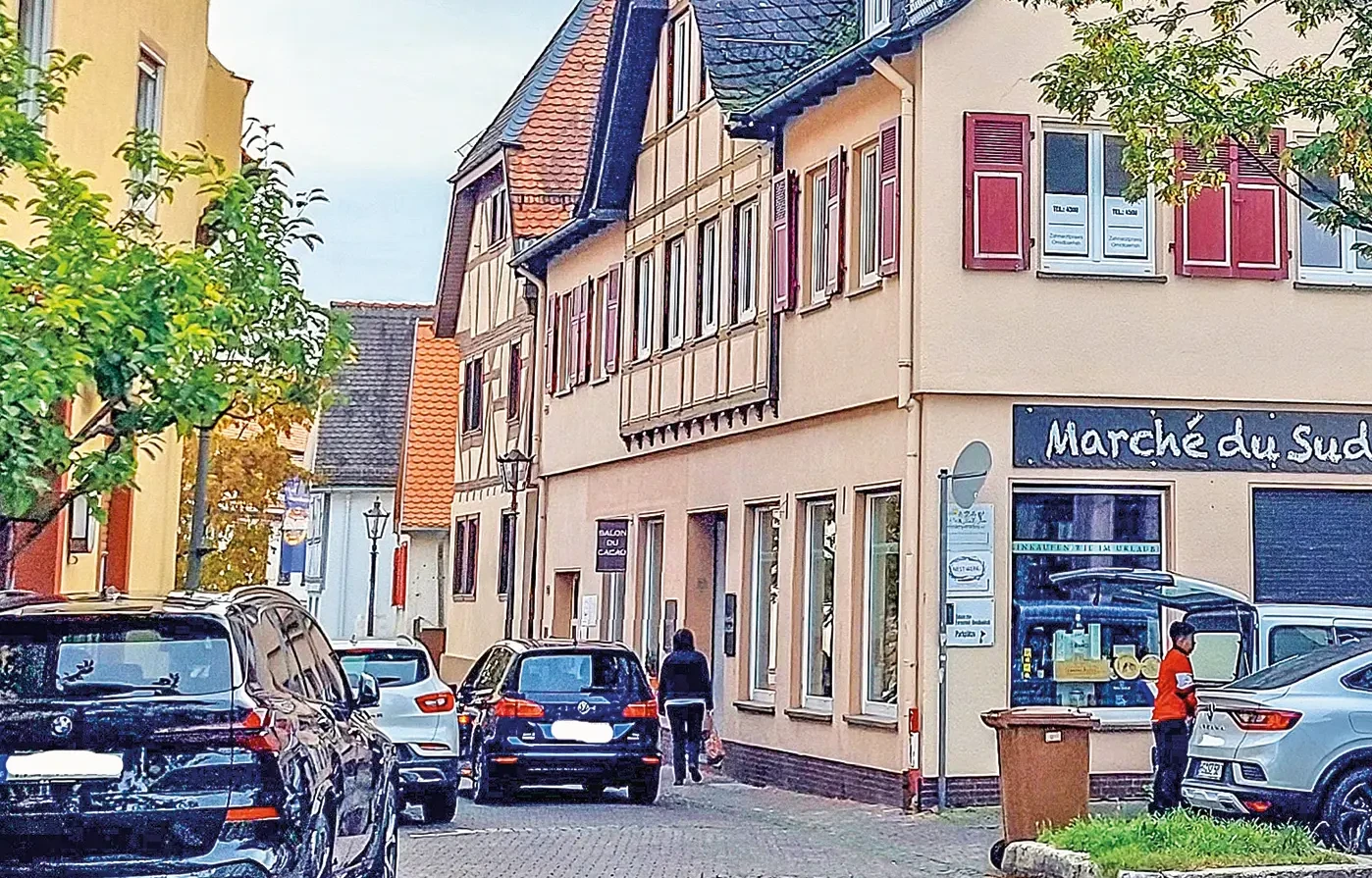 Ackergasse Oberursel: Neben dem Auto bleibt kaum Platz für Fußgänger <br><span class="image-copyright">Ulrike Heitzer-Priem (2)</span>