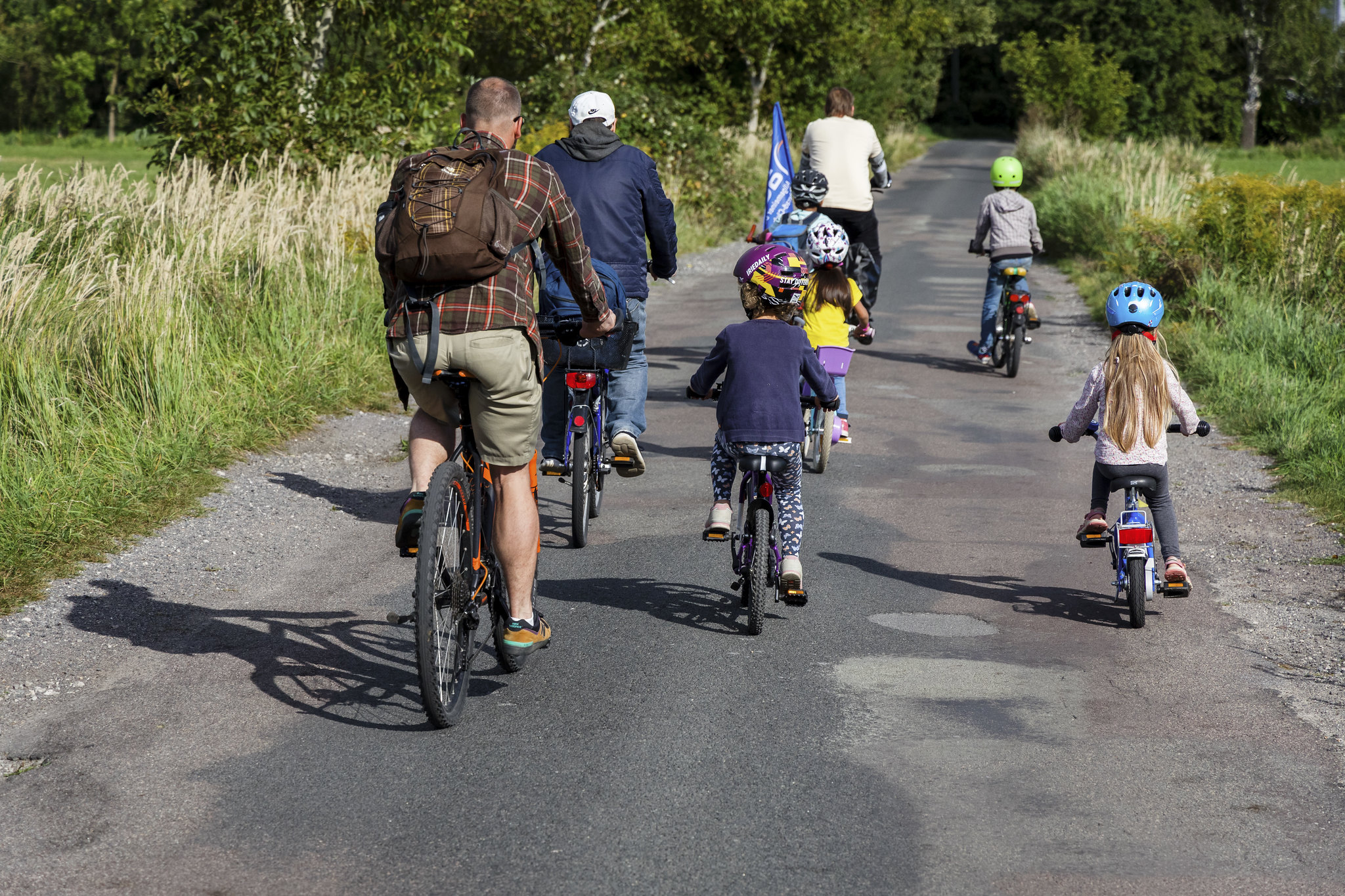 Kinder und Erwachsene unternehmen eine FahrradtourFoto: © ADFC/Deckbar