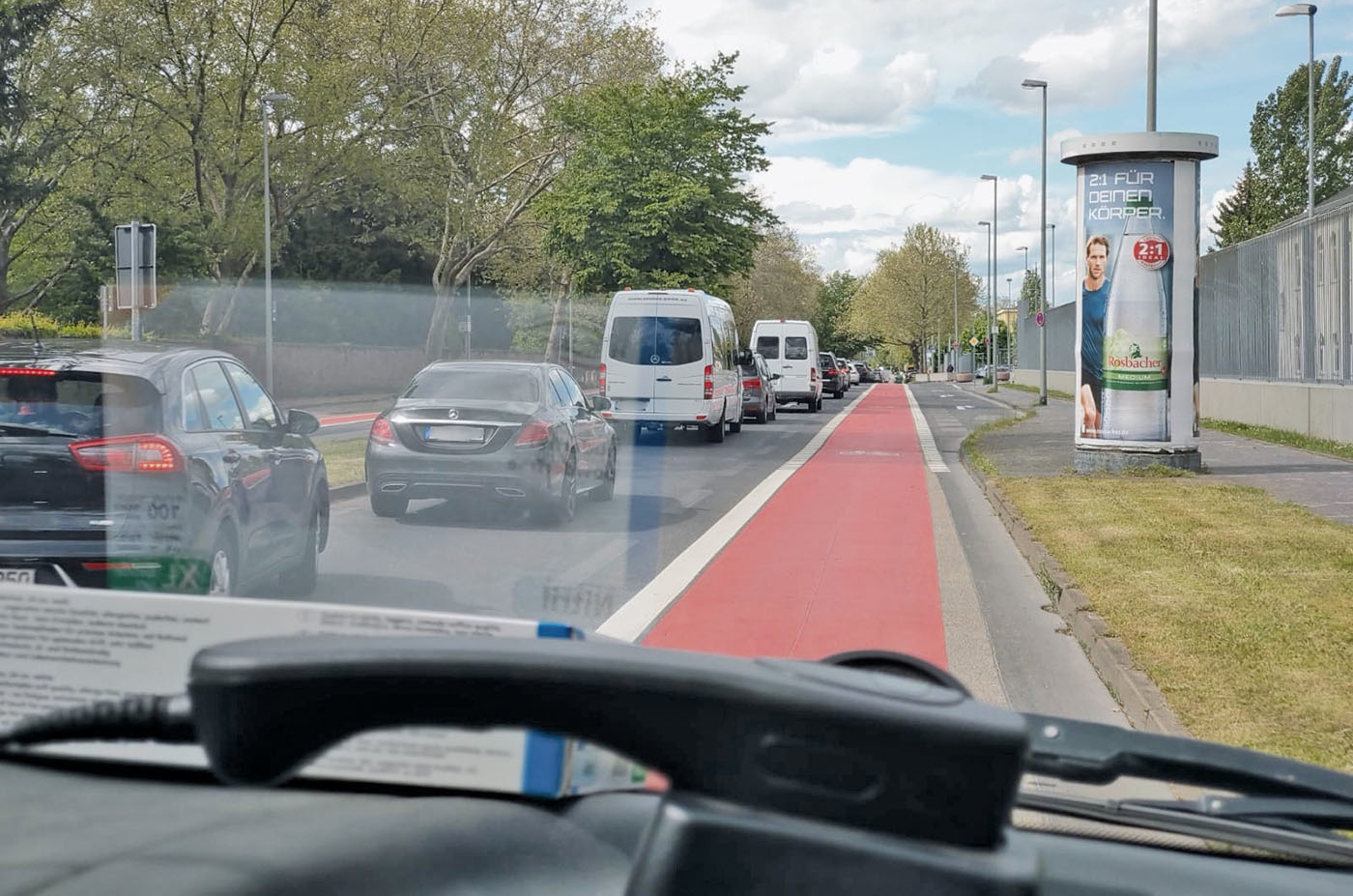 Wenn es schnell gehen muss, nehmen Feuerwehrleute gerne auch breite Radfahrstreifen oder Radwege, um am Autostau vorbei zu fahren.<br><span class="image-copyright">privat</span>