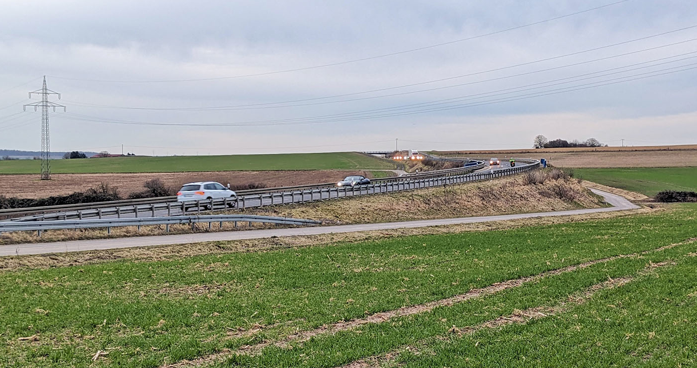 Ein Schritt nach vorn, aber noch „viel Luft nach oben“ Dreimal drunter, zweimal drüber: alleine für den Abschnitt zwischen den beiden Querungen der B3alt vor und hinter Nieder-Wöllstadt führt der aktuelle Radweg dreimal auf Unterführungsniveau und zweimal auf Überführungsniveau im Vergleich zur begleitenden und höhenmäßig ausgeglichenen B3neu.<br><span class="image-copyright">Paul Hilmer (2)</span>