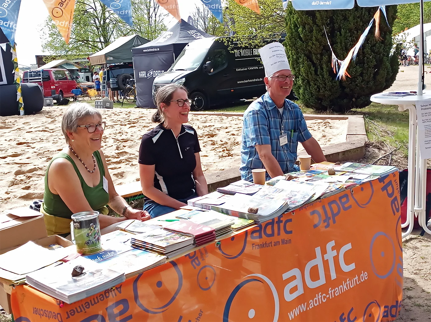 Die Standbesatzung des ADFC Frankfurt beim FREILUFT-Testival am 13./14. April: sichtlich gut gelaunt, und das hatte ja auch seinen Grund. Ferienwetter, gute Gespräche, zählbare ErfolgeFoto: Thomas Koch