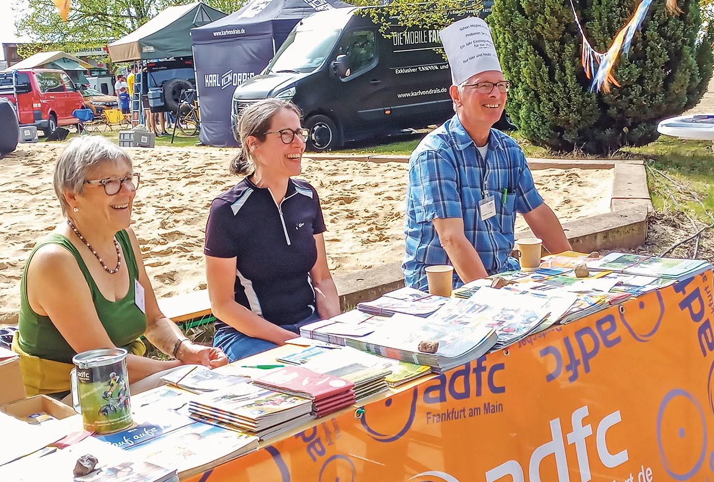 Die Standbesatzung des ADFC Frankfurt beim FREILUFT-­Testival am 13./14. April: sichtlich gut ­gelaunt, und das hatte ja auch ­seinen Grund. ­Ferienwetter, gute ­Gespräche, zähl­bare ­Erfolge<br><span class="image-copyright">Thomas Koch </span>