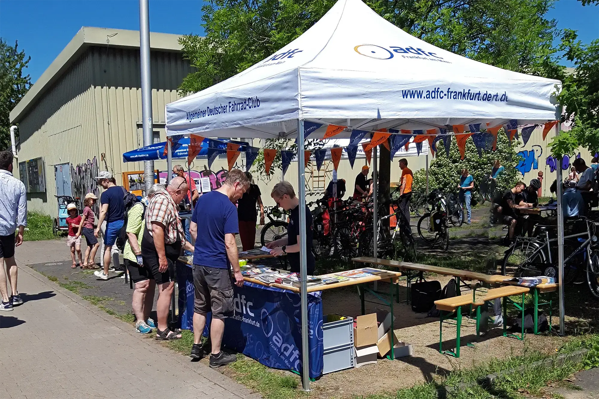 GrünGürtel Fahrradtag 2025 Der ADFC war wie schon in den letzten Jahren am Alten Flugplatz Bonames präsent, mit Infostand/Stempelstation (vorn), Radverkehrs-Quiz (gleich dahinter) und Fahrradcodierung (hinten rechts)Foto: Bertram Giebeler
