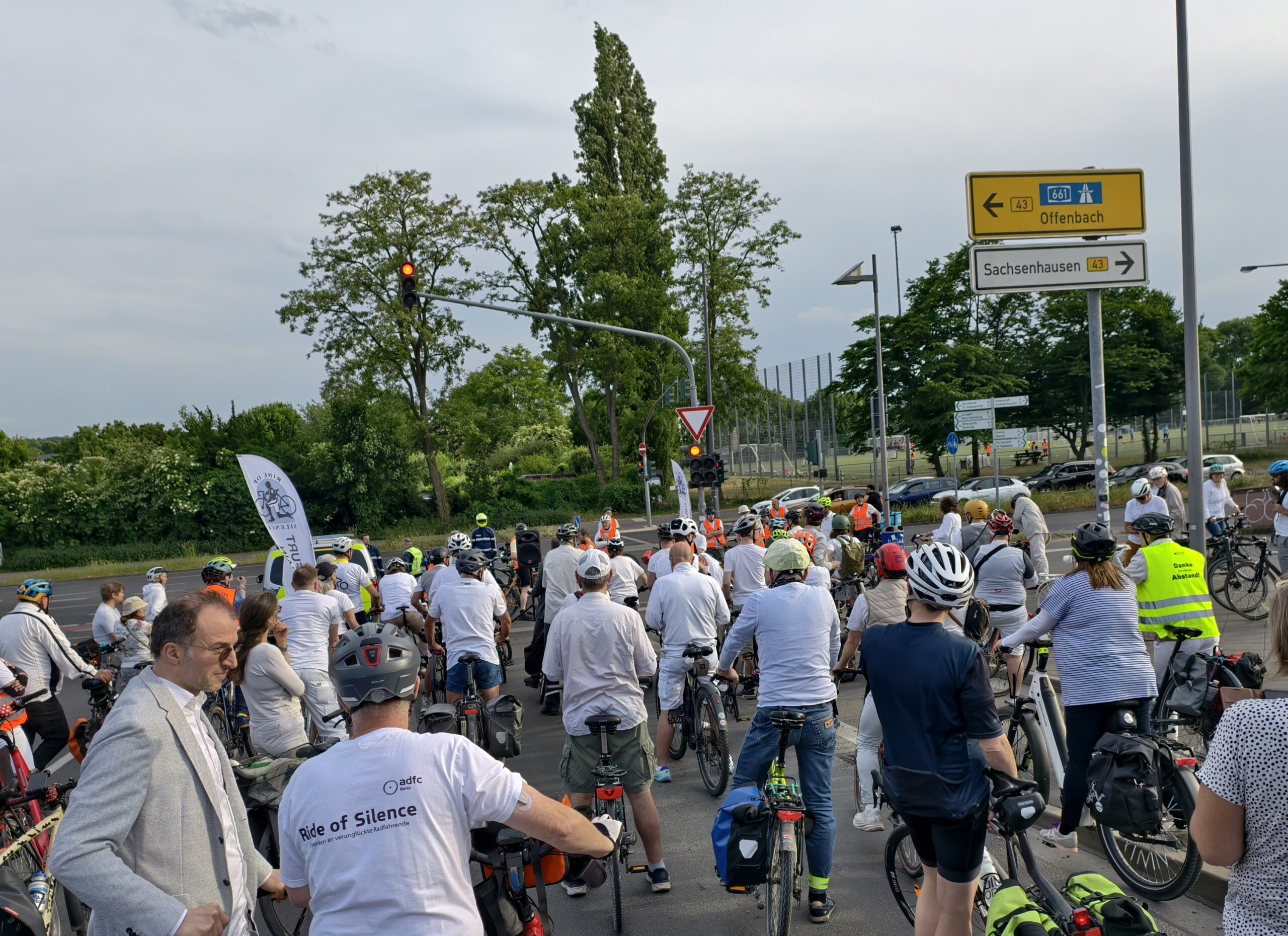 IMG_20250521_190105-ausschnitt Gedenkminute für einen getöteten Radfahrer, hier an der Osthafenbrückeprivat