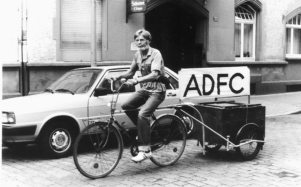 Wer das Foto aufgenommen hat, ist leider nicht bekannt. Bekannt aber ist Harald Braunewell, einer der Gründer des ADFC Frankfurt – hier mit dem Infomobil unterwegs im Jahr 1982