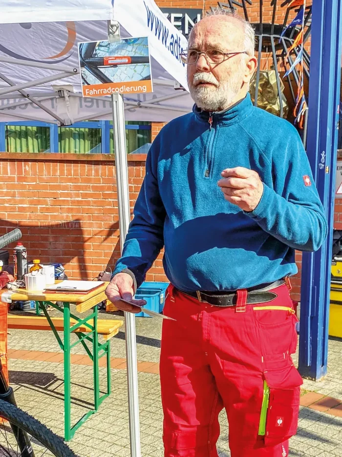 Die rote Hose ist nicht verpflichtend für KlauNix-Aktive. Ein Erkennungszeichen ist sie aber inzwischen schon, wie Alfred Linder hier am Codierstand zeig