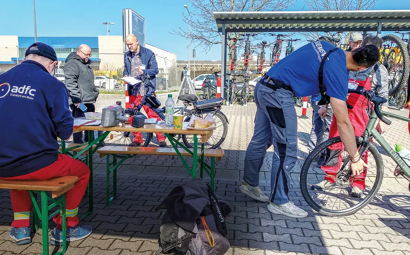 Fahrradtag bei Siemens: KlauNix checkt, codiert und wirbt für den ADFC<br><span class="image-copyright">Peter Sauer</span>
