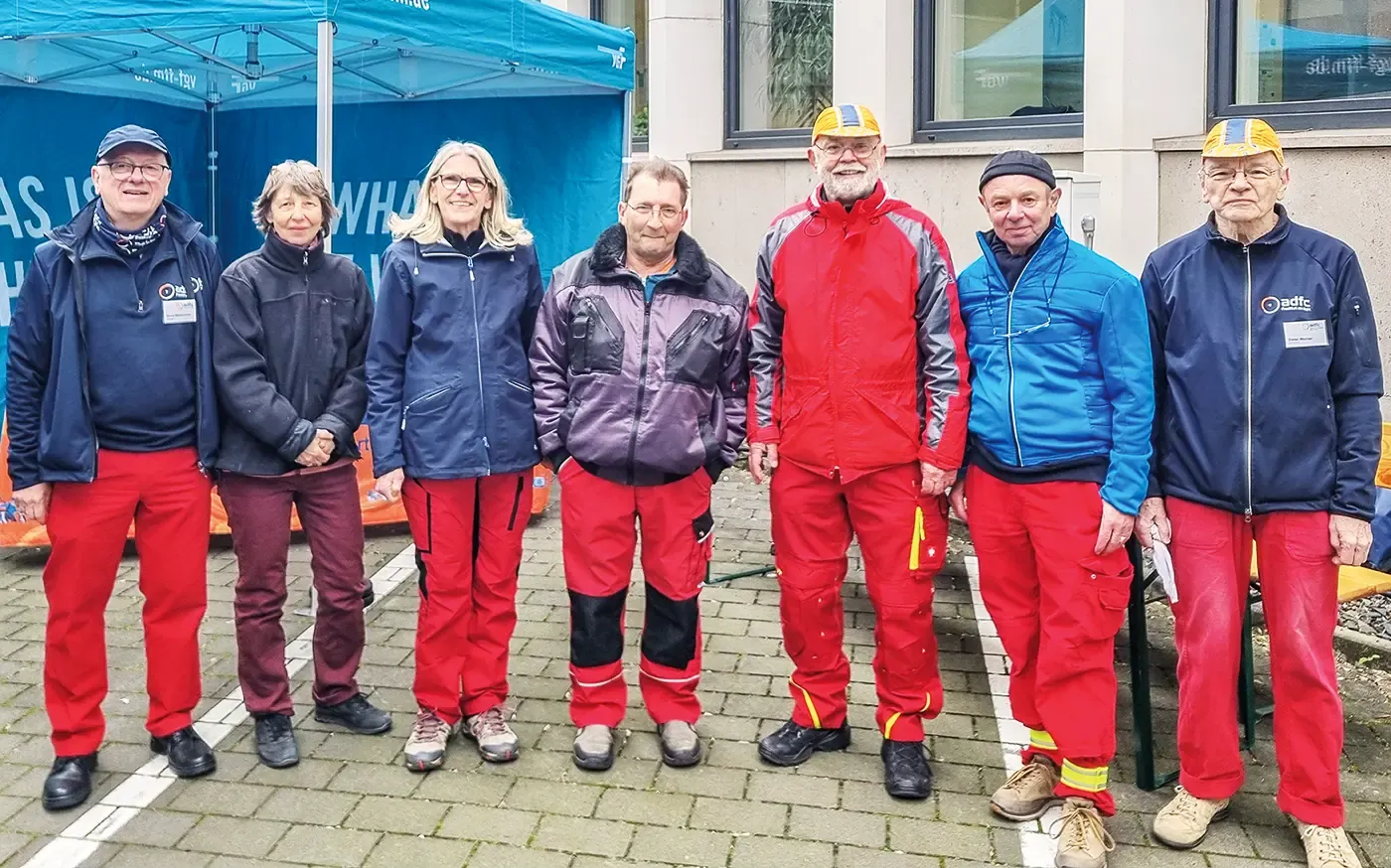 Die KlauNixe (v. l.) Bernd Mönkemöller, Andrea Liebig, Petra Drescher-Bech, Klaus Kowoll, Alfred Linder, Hans Berger und Dieter Werner waren beim Mainova/VGF/Stadtwerke-Event aktiv<br><span class="image-copyright">privat</span>