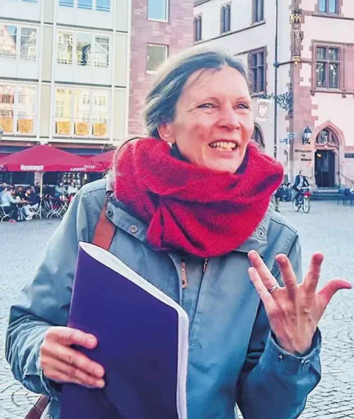 Stadtführerin Cristina Völker führt eine ADFC-Gruppe durch die Neue Altstadt