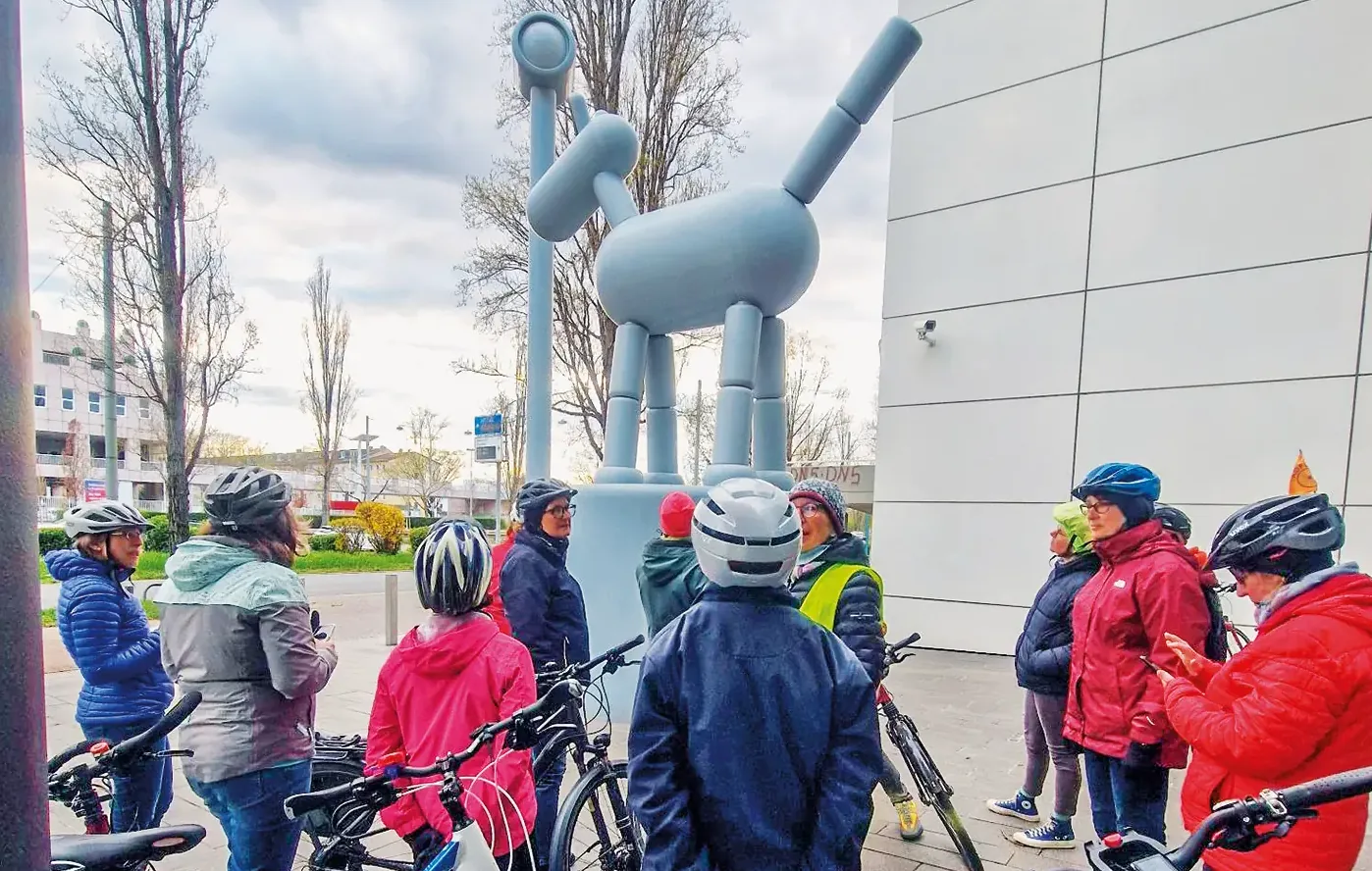 Radtour zu Kunst im öffentlichen Raum, nur für Frauen, hier vor dem „Morse by Horse“ <br><span class="image-copyright">Verena Reddig</span>